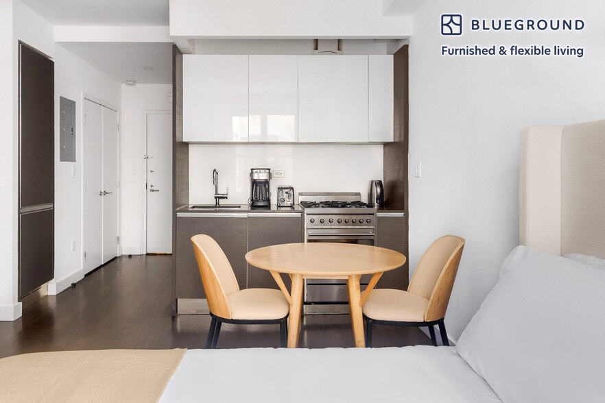 Building Photo - 666 West End Ave