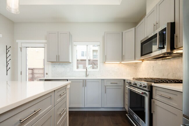 Building Photo - Modern 3 bed / 4 bath, 3 story townhome!