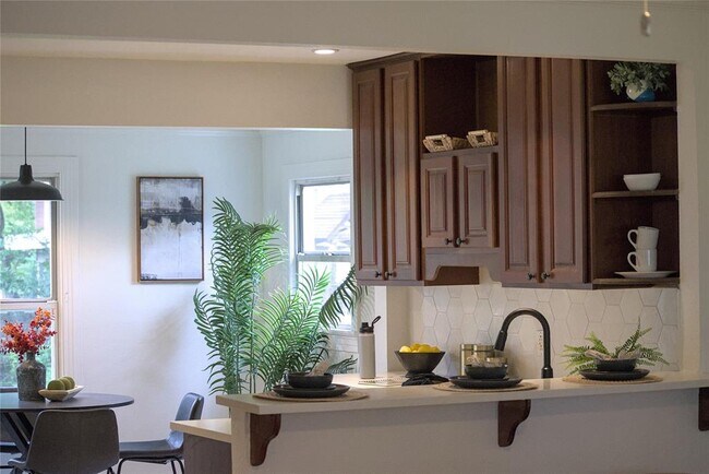 Building Photo - 1505 Karen Ave