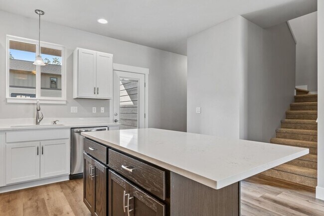 Building Photo - 3 bedroom, 2.5 bath townhome, minutes from downtown Whitefish