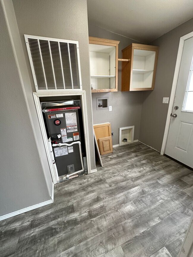 Building Photo - RARE FIND!! Country living with big shop o...