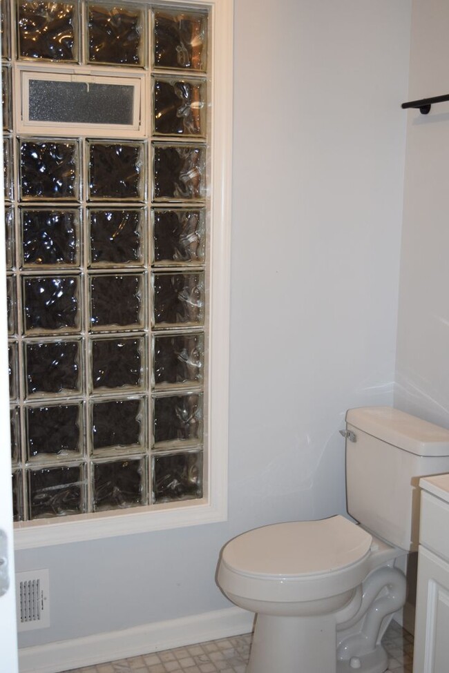 Building Photo - NEWLY RENOVATED PONTIAC UNIT FOR LEASE!