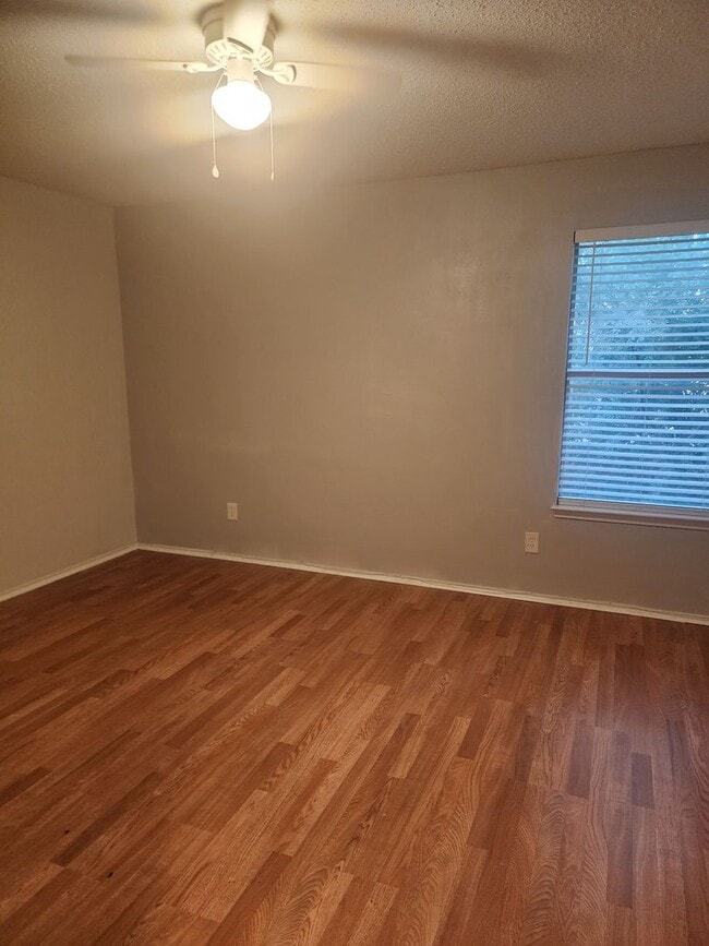 Building Photo - Quiet and Cozy 2 Story Home