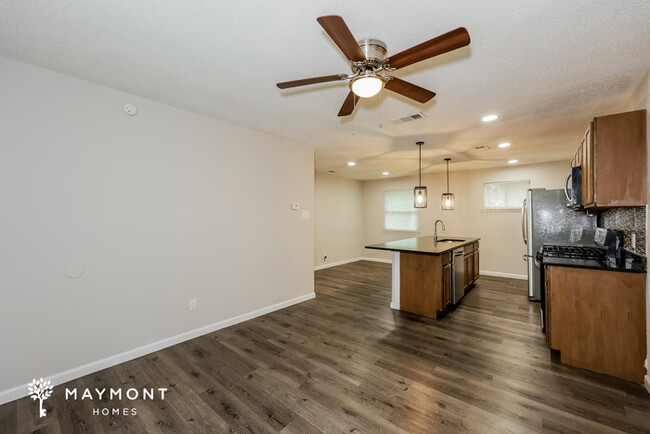 Building Photo - 4-Bedroom Home Minutes from Downtown Dallas