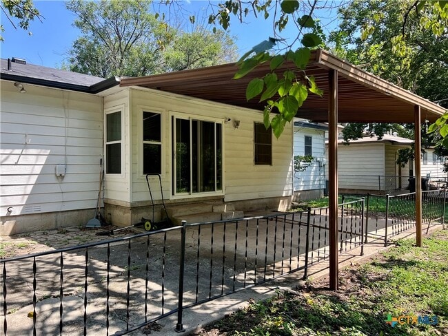 Building Photo - 1402 Duvall Dr