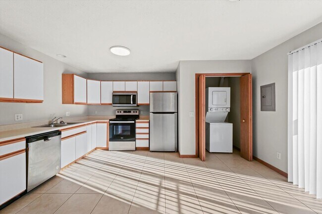 Building Photo - Modern 3 BR Townhome in North Normal—Low Maintenance, High Comfort!