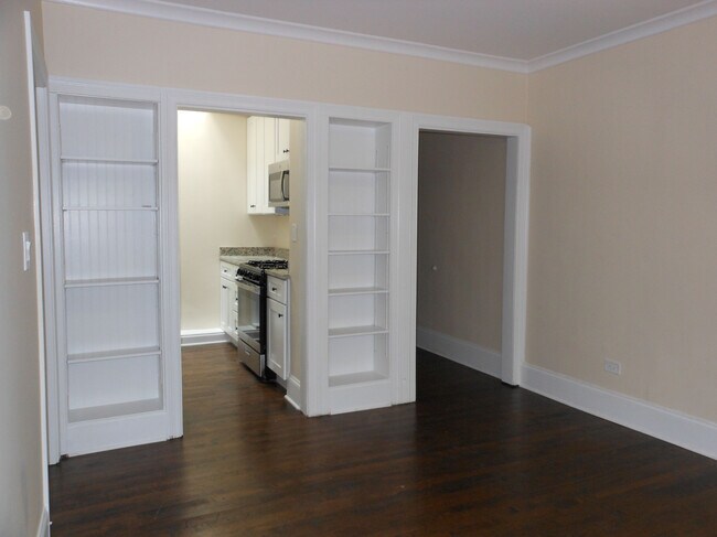 Living room with built in book cases - 805-09 W. Elm St.