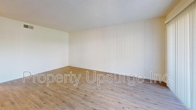 Building Photo - 905 Lakeside Dr