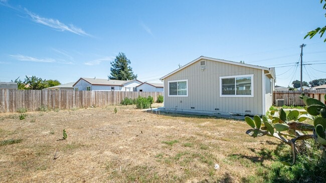 Building Photo - For Rent: Beautifully Updated 3-Bedroom Ho...