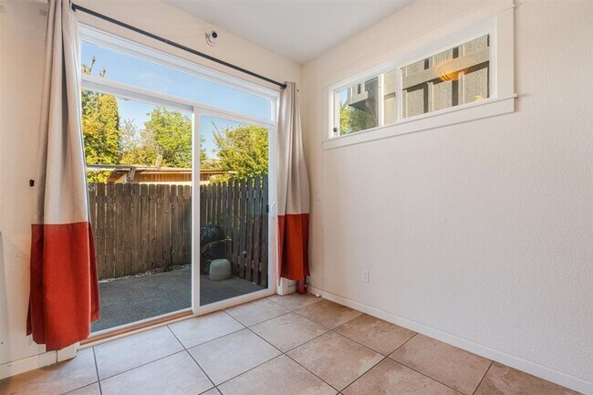 Building Photo - Charming 3 Bedroom 2.5 Bath Condo Available Now!