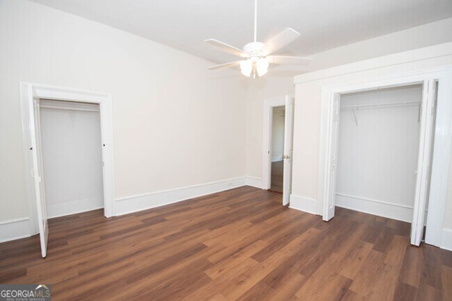 Building Photo - Will not last! Walk to the square in Newna...