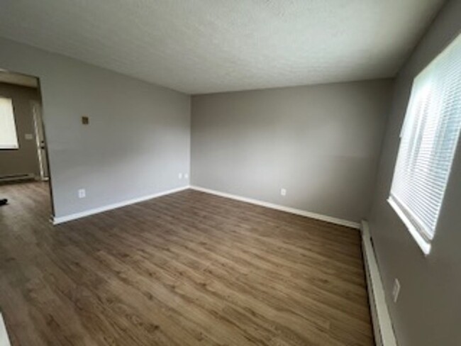 Building Photo - Newly Updated 2 BR/ 1 BA townhome MOVE-IN ...
