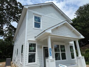 Building Photo - Modern New Build Minutes from Downtown Cha...