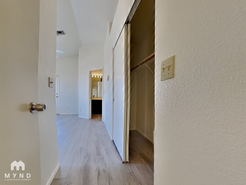 Building Photo - 9056 N Wild Eagle Ave