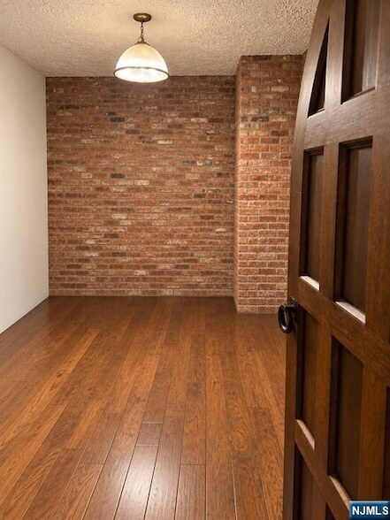 Building Photo - 120 White Pine Ct