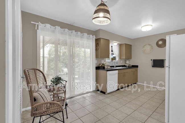 Building Photo - 10547 W Coggins Dr