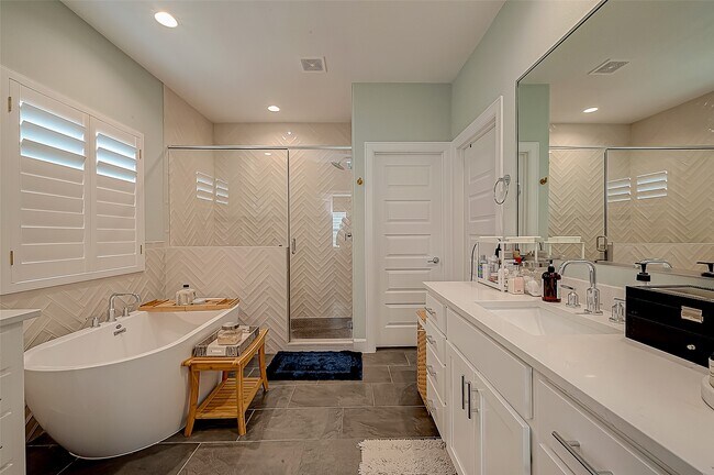 Building Photo - 909-A W 35th St