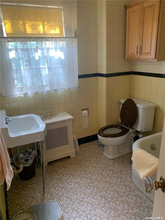 Building Photo - 70-20 Harrow St