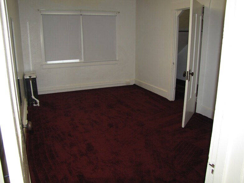 front BR - 418 W Foster Ave