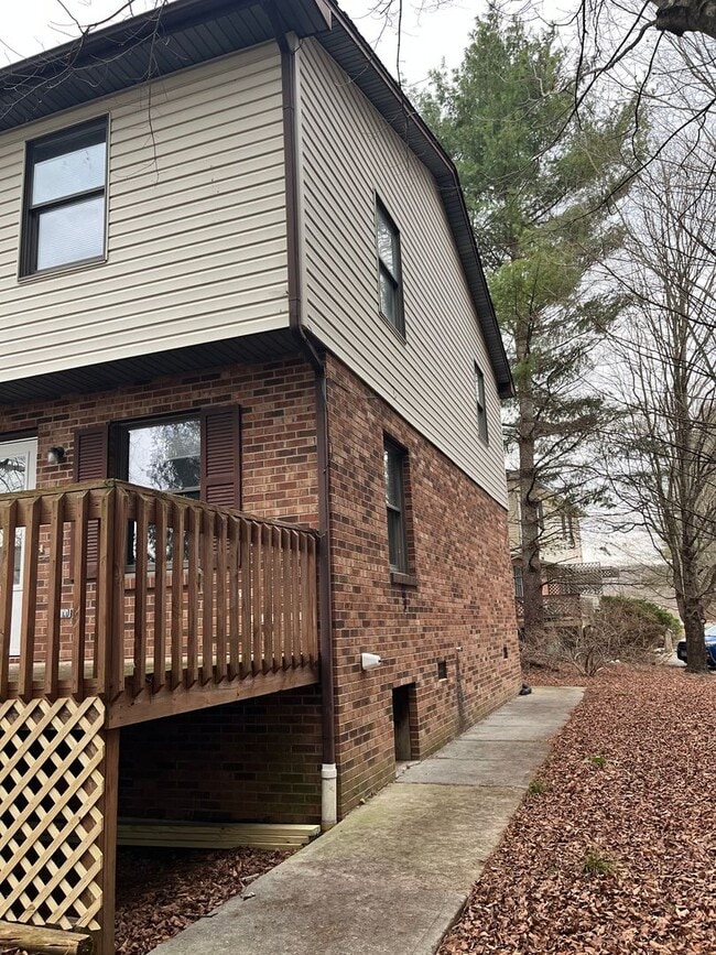 Building Photo - Renovated Home Near Virginia Tech