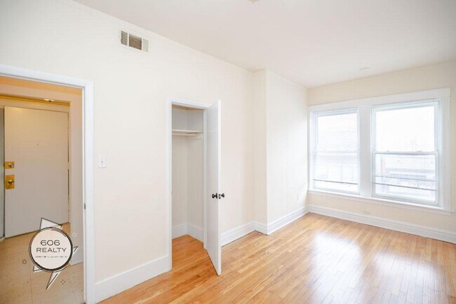Building Photo - Marquette Park 2 Bed w/Hardwood Floors & Central heat