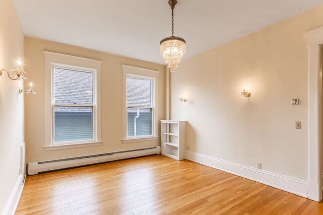 Building Photo - Stunning oversized 2 Bed/2Bath Condo in Cr...