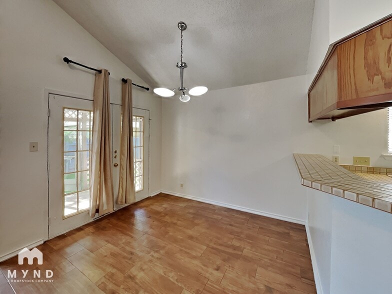 Building Photo - 1107 Peach Tree Cove