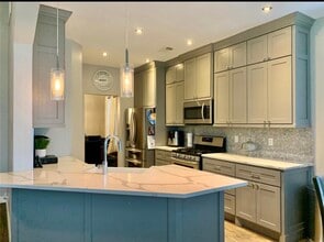 Building Photo - 10918 S Falls Terrace