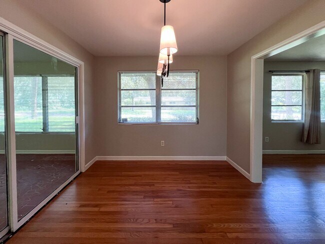 Building Photo - Centrally Located 3BR/2BA House - Availabl...