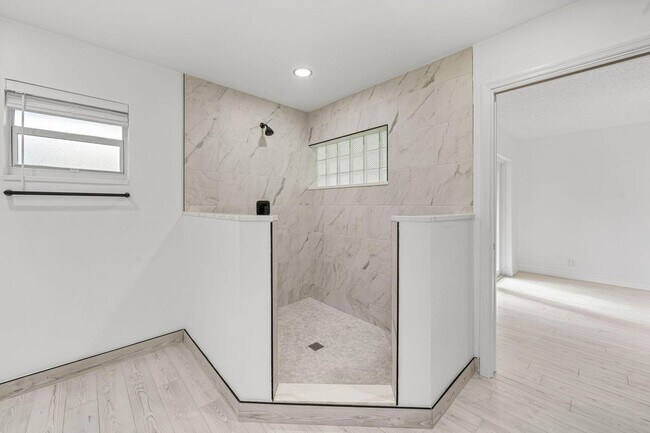 Building Photo - 908 Hibiscus Dr