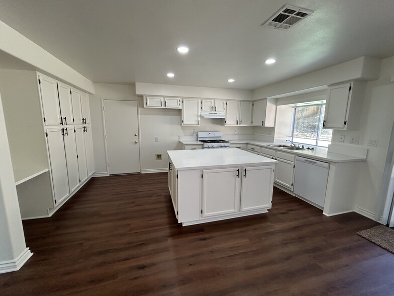 Building Photo - 39523 Beacon Ln
