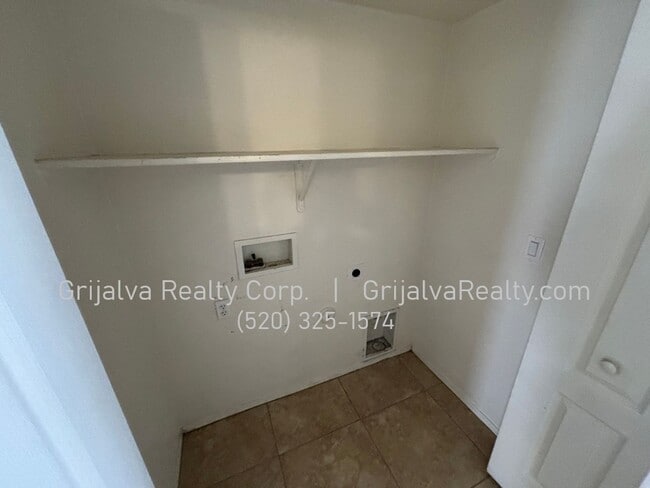 Building Photo - Beautiful 3 BR House in Gated Community **...