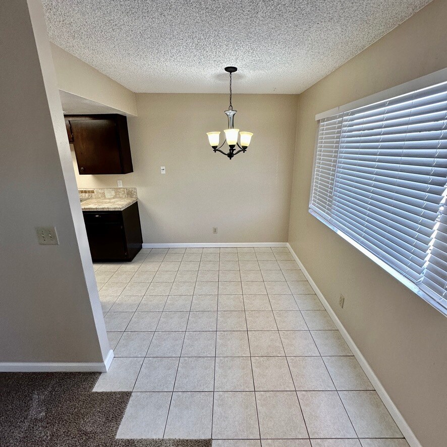 Building Photo - 1301 Hemlock Ave