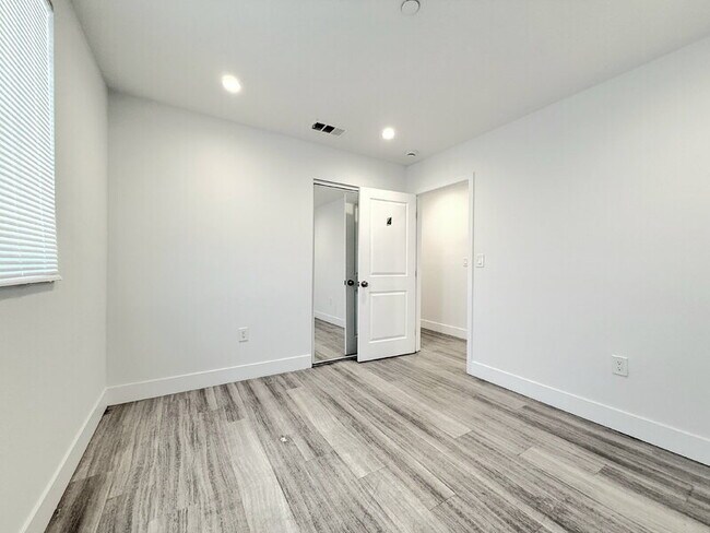 Building Photo - 827 E 74th St