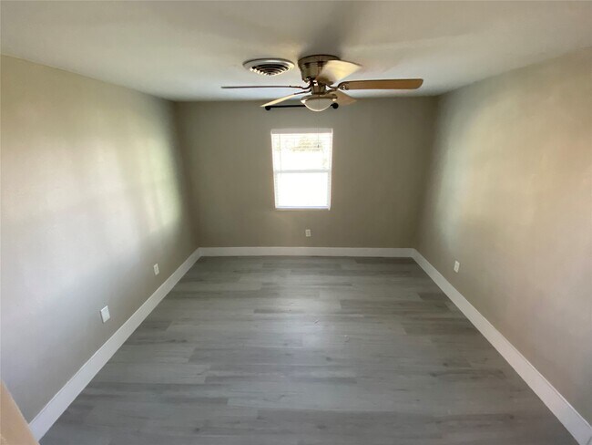 Building Photo - 127 Seacrest Park Rd