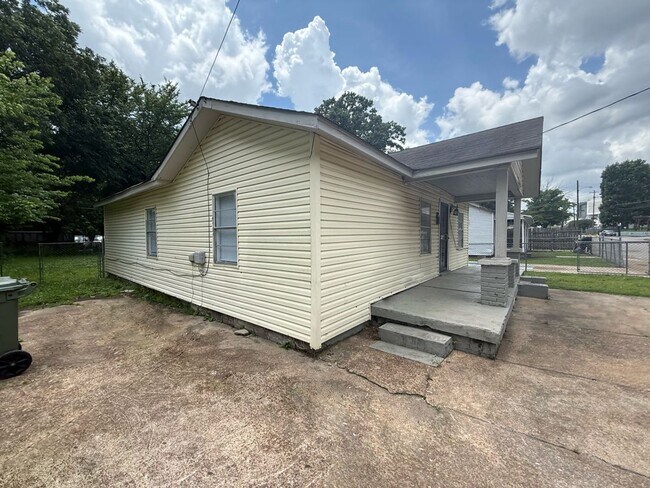 Building Photo - Reduced rent ~ Charming 3BR Memphis Home with Bright Living Space & Backyard Retreat