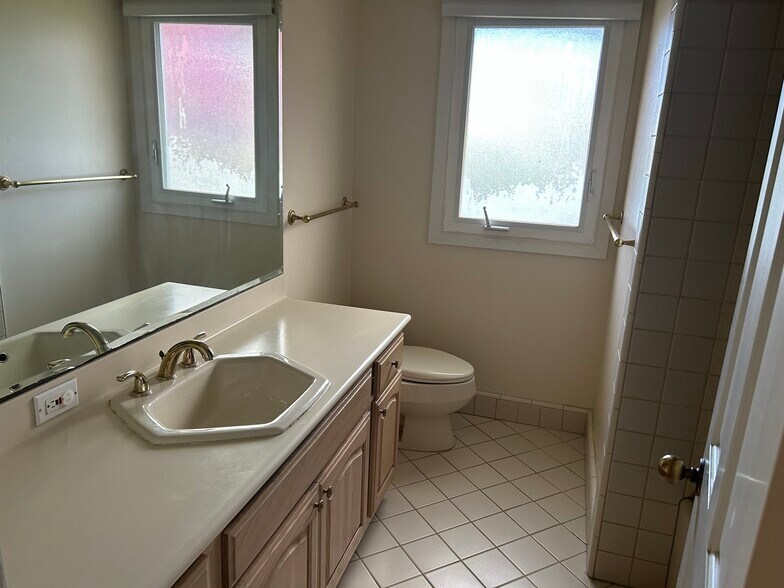 Bathroom w/tub - 30438 Via Cambron
