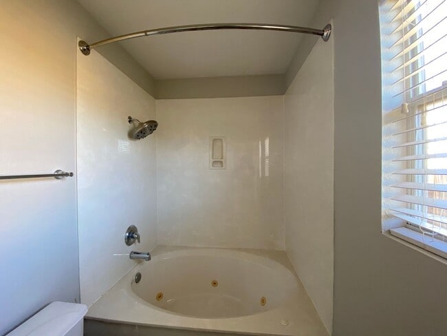 Building Photo - Echo Village Beauty!