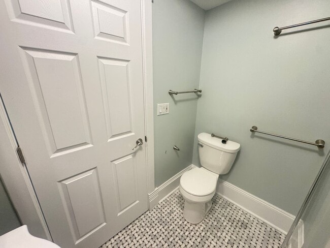 Building Photo - Large 4 bedroom home!