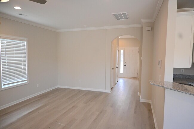 Building Photo - 692 Manitou Cir