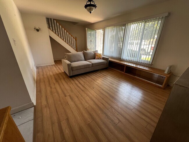 Building Photo - 8915 Salmon Falls Dr