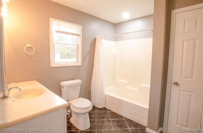 Building Photo - 743 Hollister St