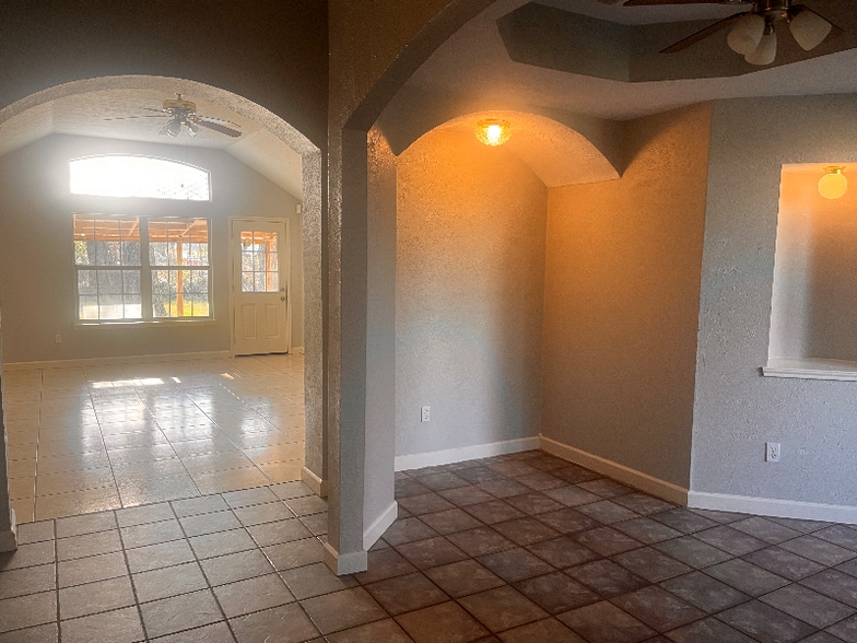 Building Photo - 514 N 5th St