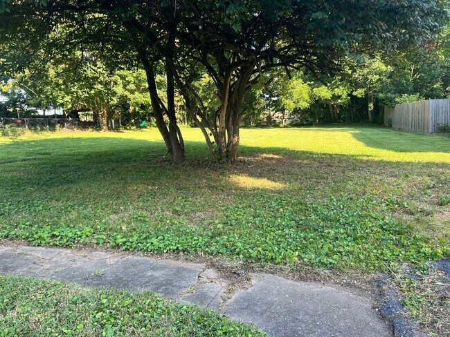 Building Photo - 3 bedroom 2 bath house