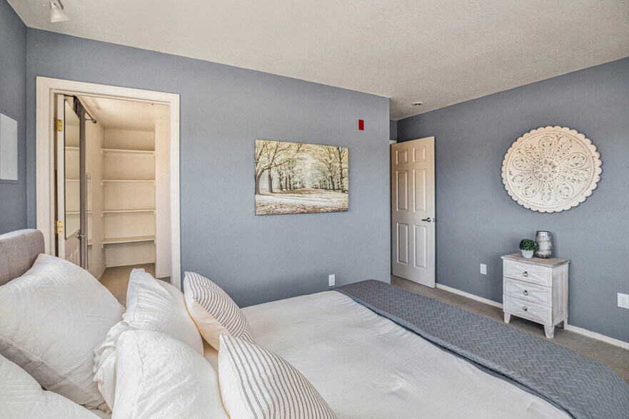 Building Photo - 2610 Iris Ave