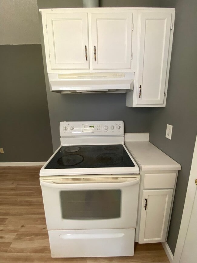 Building Photo - Ringgold 2 Bed 1 bath Screened in Porch, Oversized Workshop