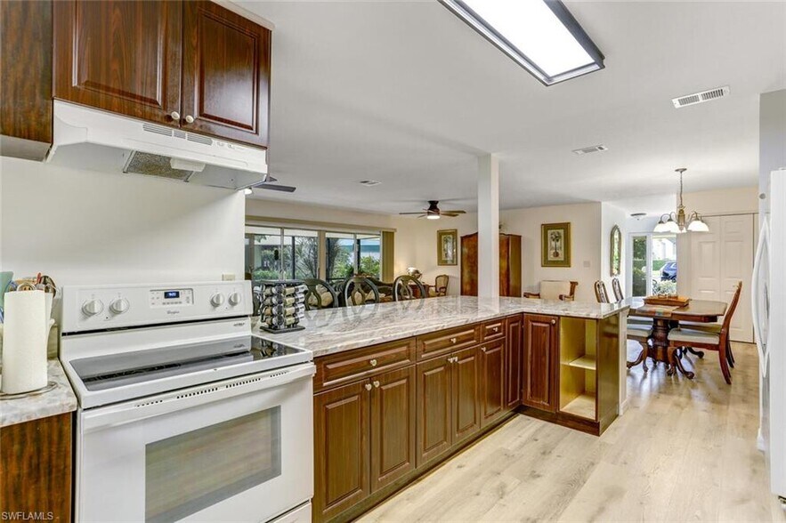 kitchen - 925 Palm View Dr