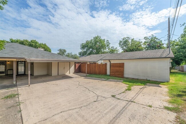 Building Photo - 2123 Mistletoe Ave