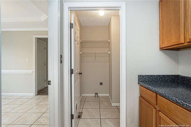 Building Photo - 402 Roundtree Dr