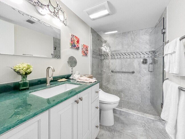 Building Photo - Luxurious Corner Unit with Stunning Floor-to-Ceiling Views!